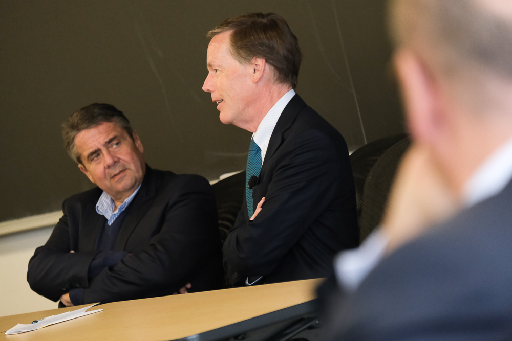 Sigmar Gabriel im Gespräch mit Nicholas Burns