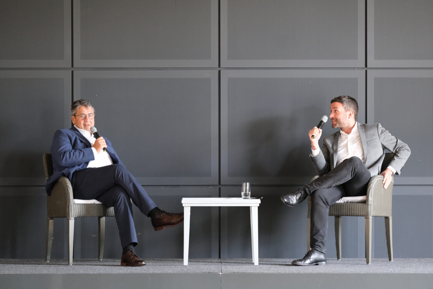 Sigmar Gabriel im Gespräch mit Konstantin Kuhle