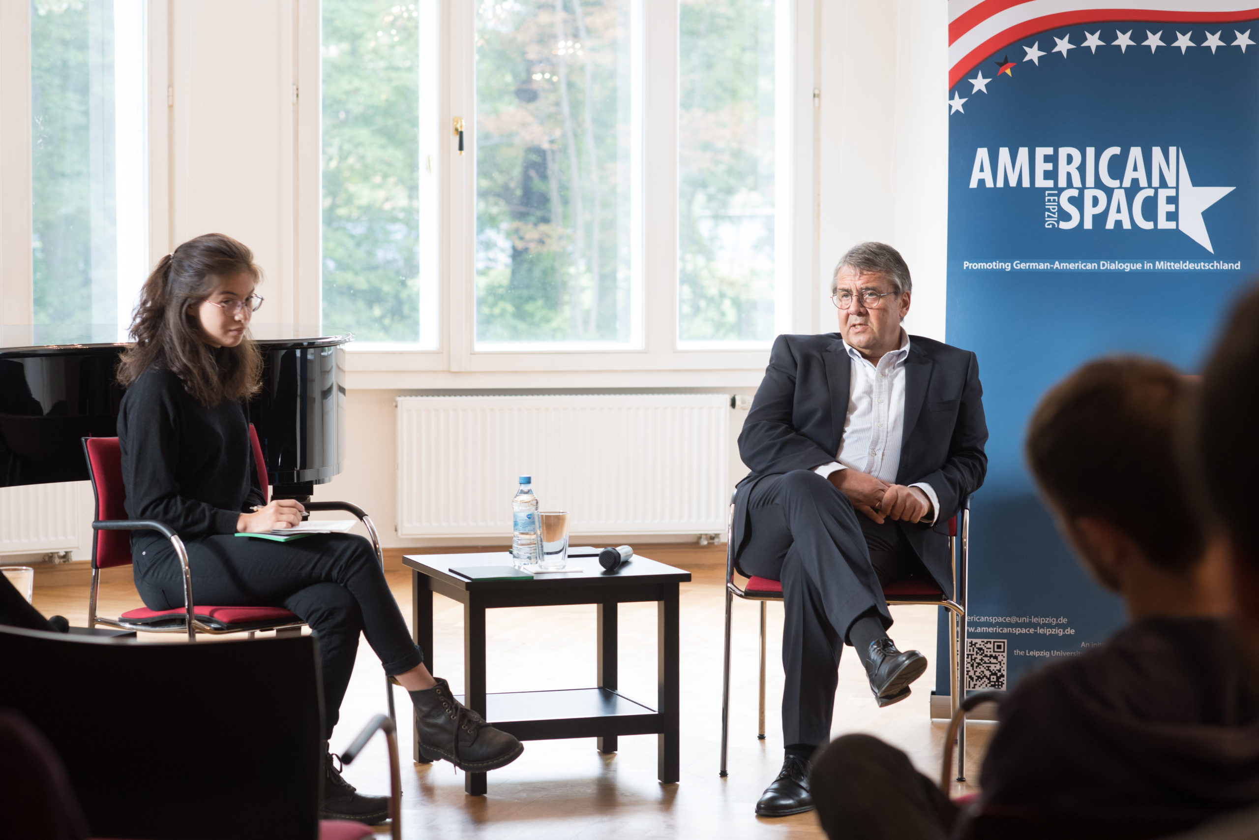 Sigmar Gabriel diskutiert mit Studierenden am DAI Sachsen in Leipzig