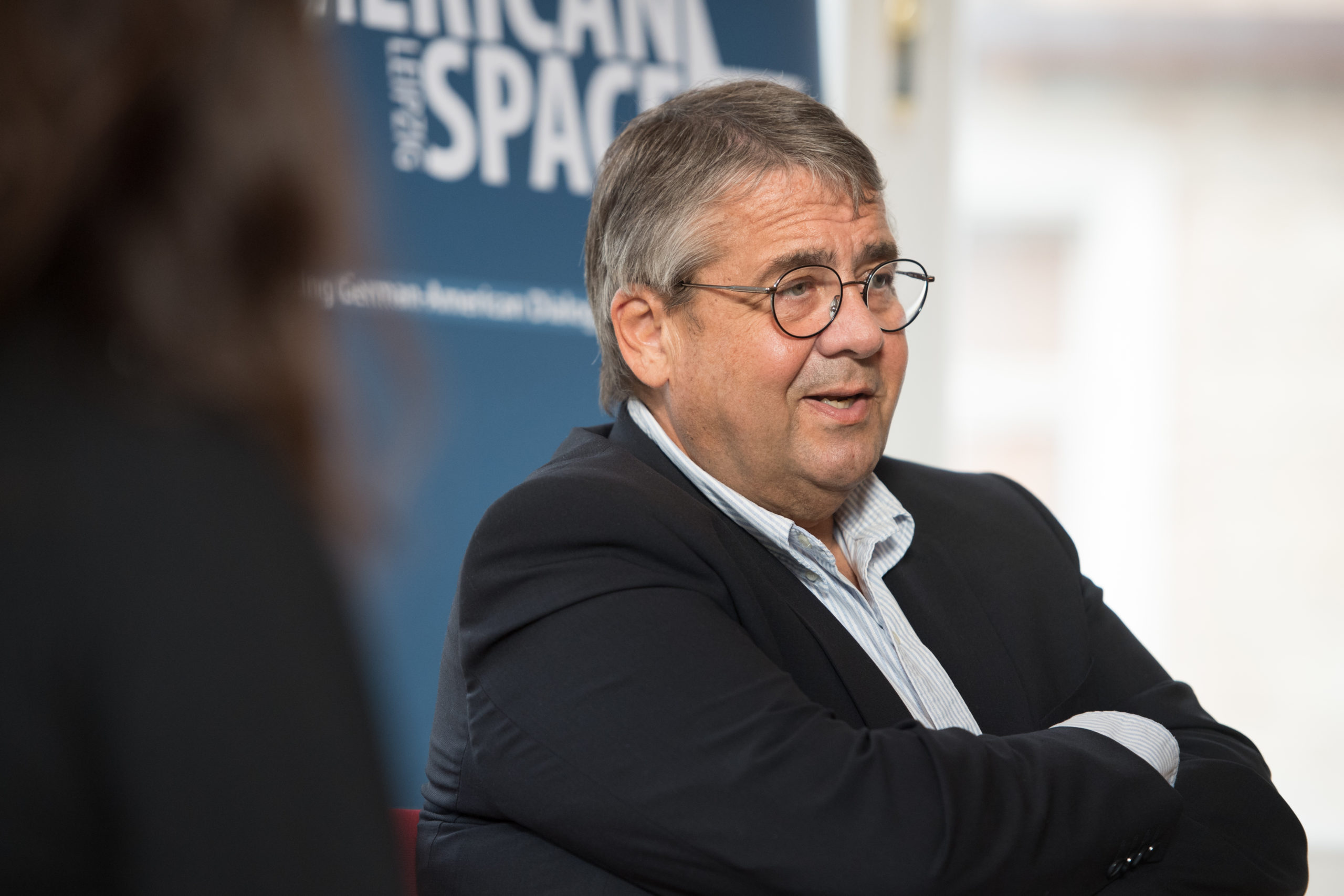 Sigmar Gabriel diskutiert mit Studierenden am DAI Sachsen in Leipzig