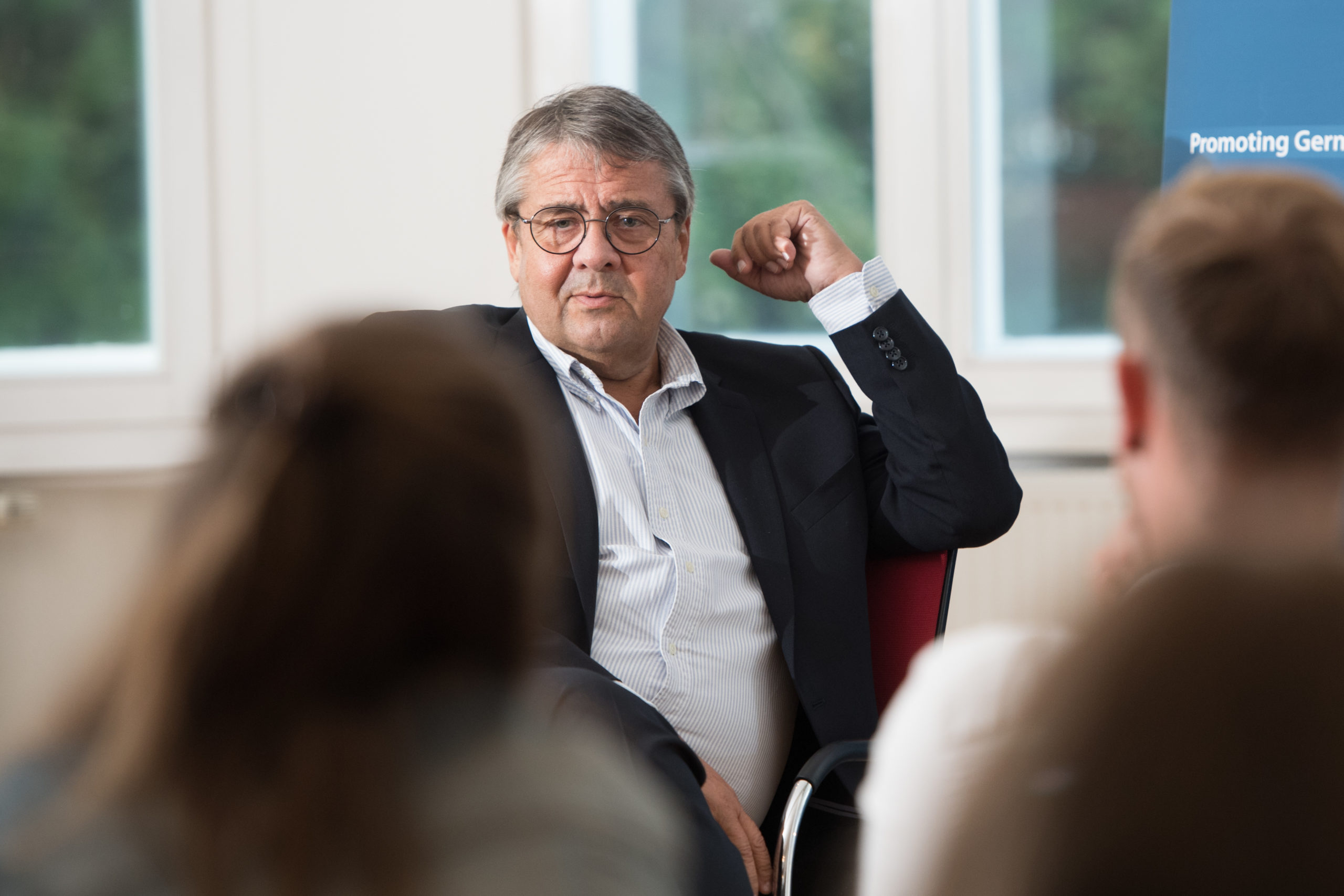 Sigmar Gabriel diskutiert mit Studierenden am DAI Sachsen in Leipzig