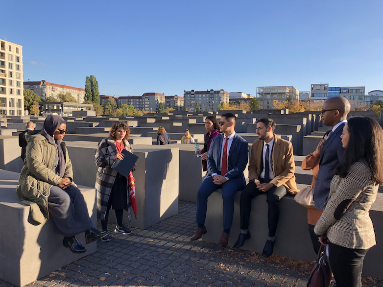 New Bridge Fellows am Holocaust-Denkmal in Berlin
