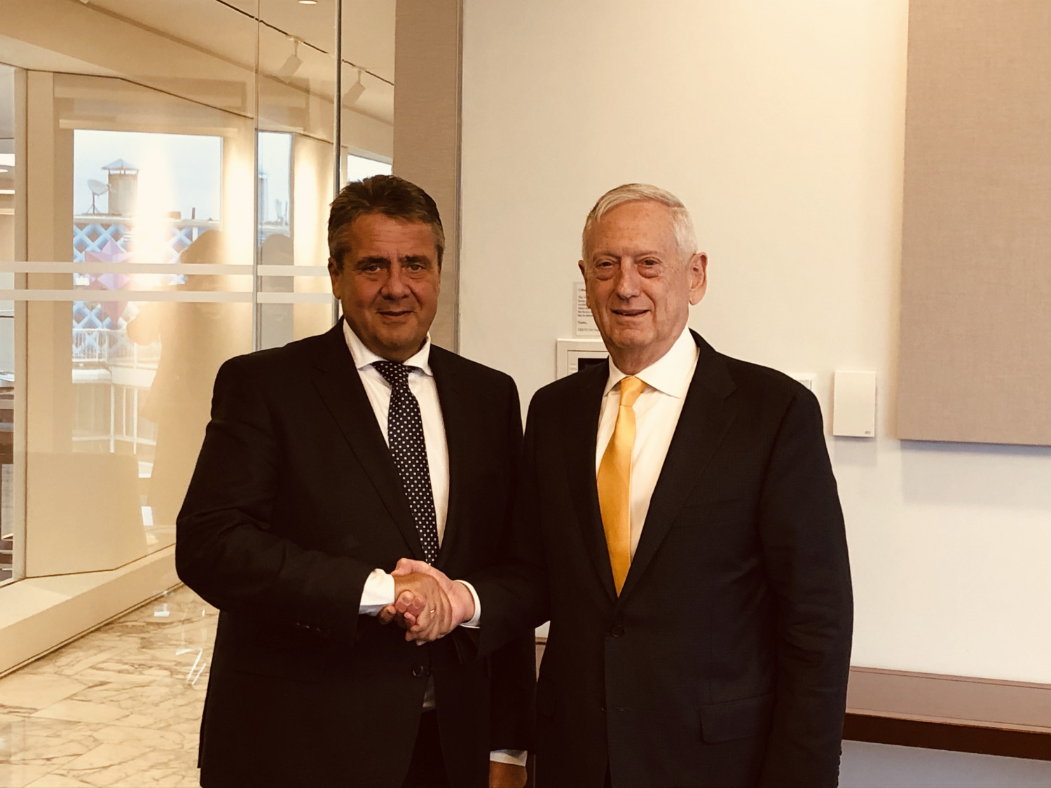Sigmar Gabriel mit dem ehemaligen US-Verteidigungsminister James N. Mattis