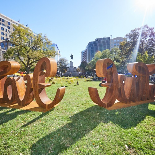 Love-Hate-Skulptur in Washington enthüllt