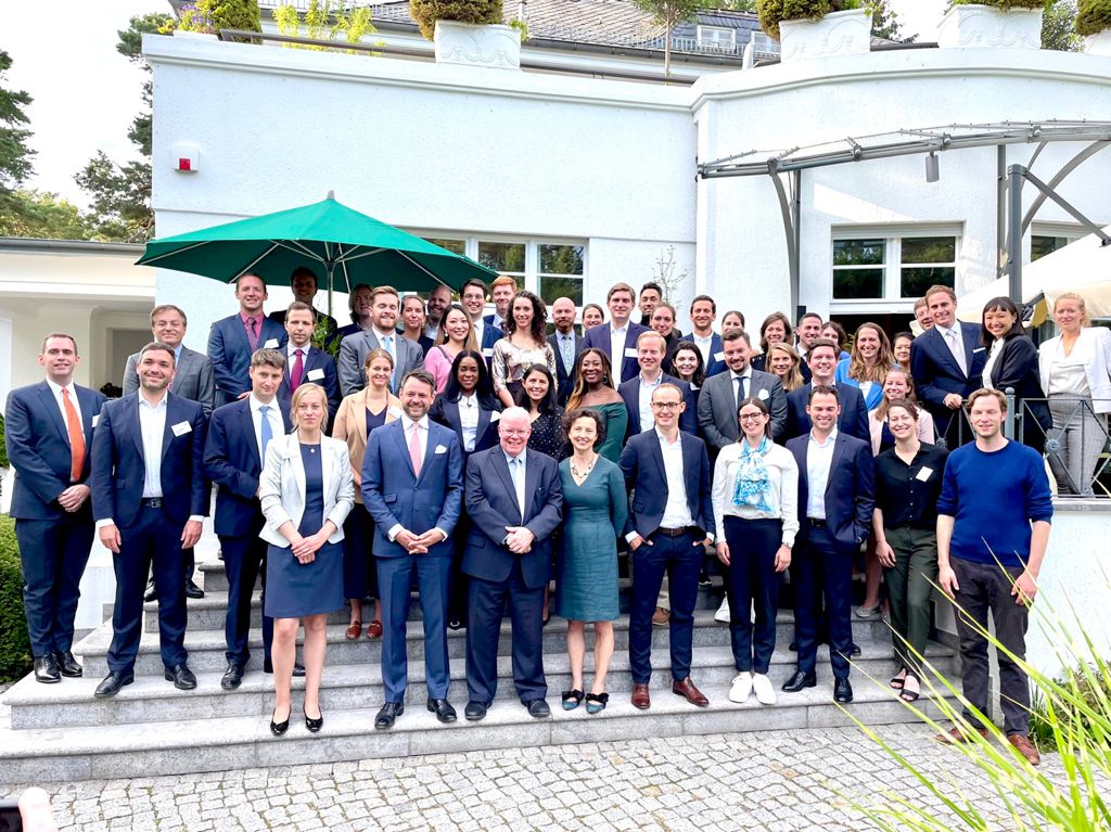 Die Young Leaders mit Chargé d'Affairs Clark Price