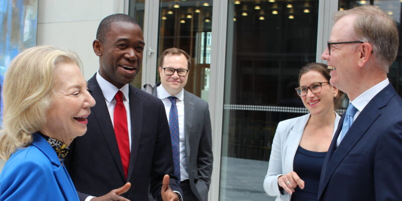 The US and Europe have to further increase pressure on Russia – and China