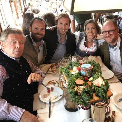 Wiesn-Tisch auf dem Oktoberfest